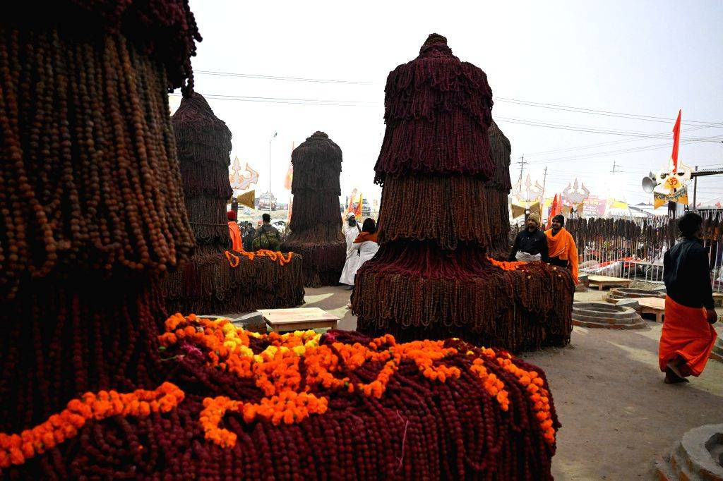 મહાકુંભમાં 7 કરોડ 51 લાખ રુદ્વાક્ષમાંથી 12 જયોતિર્લિંગ બનાવાયા, 10 હજાર ગામમાં ફરી એકઠાં કરાયા હતા 1 - image