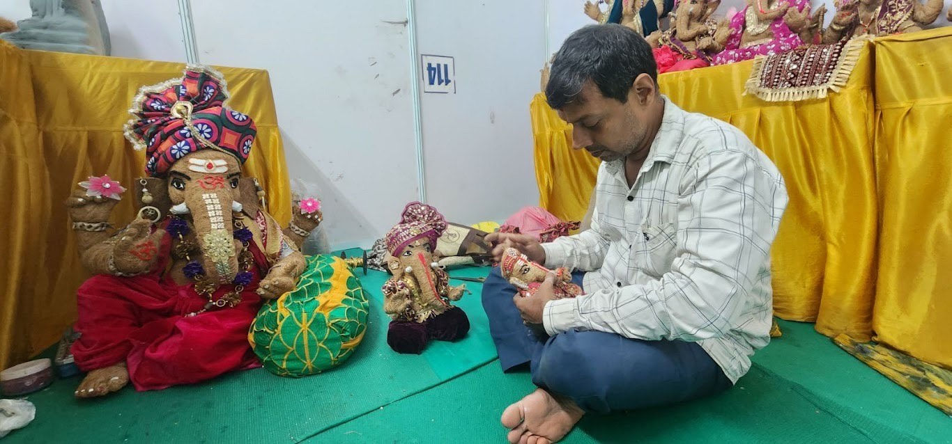 સુરતમાં યોજાયેલ માટી ફેર: નાળિયેર છોત્રા અને માટીની માટીની પ્રતિમા વિસર્જન પછી ખાતર બનશે - છબી