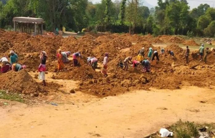 5 વર્ષમાં મનરેગામાં 9.58 લાખ મજૂરોની સંખ્યા ઘટી ગઇ, 120 દિવસ રોજીનો વાયદો ખોટો ઠર્યો 1 - image