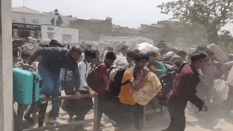 ઉધના રેલવે સ્ટેશને ભાગદોડ: દેશભરમાં ટીકા છતાં રેલવેનું એ જ રટણ, 'લાઠીચાર્જ થયો જ નથી!' 3 - image