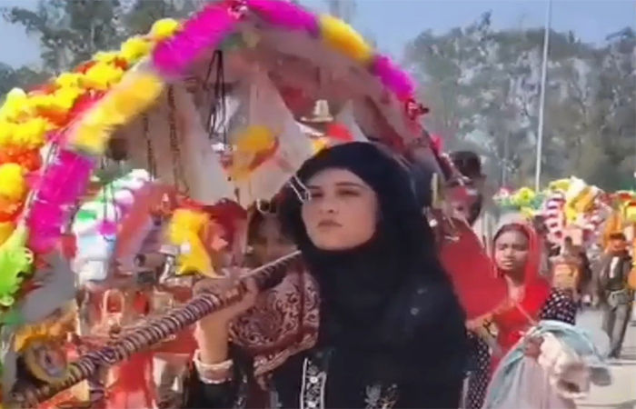 બુર્ખો પહેરી હરિદ્વારથી કાવડ લઈ આવી સંભલની શિવભક્ત મુસ્લિમ મહિલા તમન્ના 1 - image