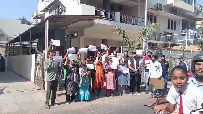 અમદાવાદ: સ્નેહાંજલિ સોસાયટીમાં ડિમોલિશન મુદ્દે હંગામો, ઘર બચાવવા મહિલા 2.50 લાખ ખર્ચીને આવી 5 - image