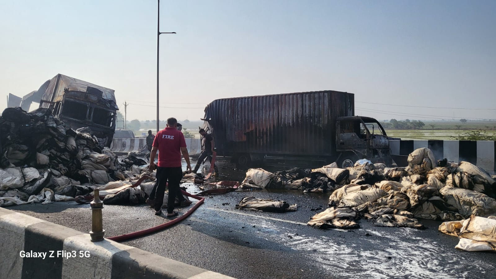 આણંદના વટામણ-તારાપુર હાઈવે પર બે ટ્રકો વચ્ચે અકસ્માત, ટક્કર બાદ બંને ટ્રકમાં વિકરાળ આગ લાગી 3 - image