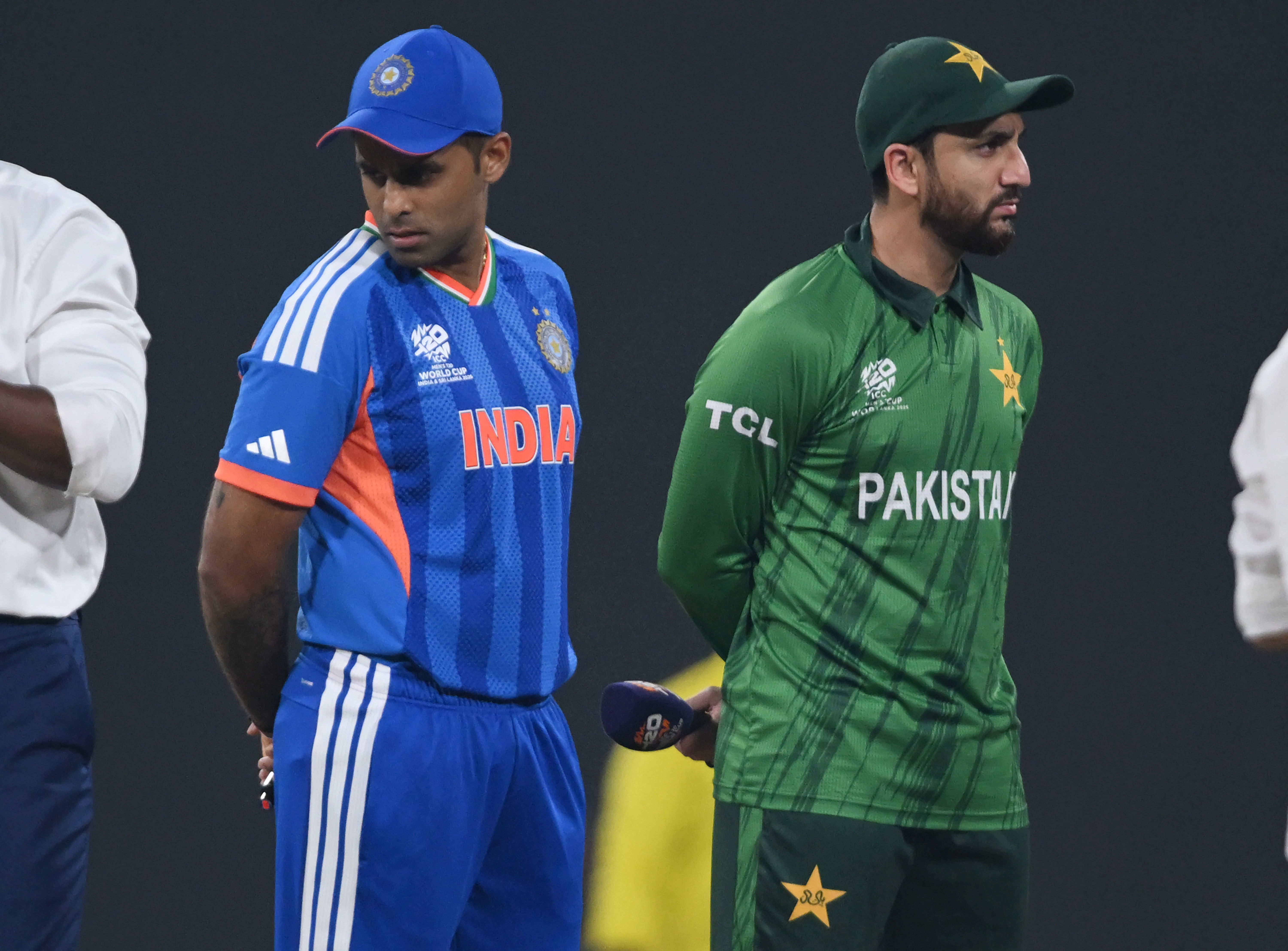 Photos: વર્લ્ડ કપમાં પણ ભારતની ‘નો હેન્ડશેક’ પોલિસી: સૂર્યકુમારે પાકિસ્તાની કેપ્ટન સાથે હાથ મિલાવવાનું ટાળ્યું 3 - image