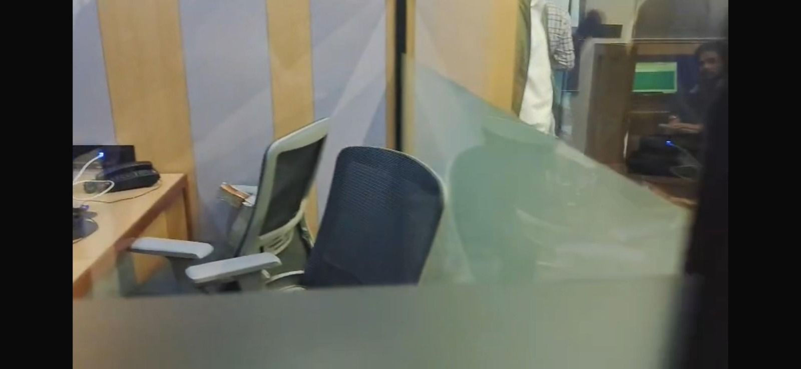 અમેરિકામાં દવા મોકલવાના બહાને ઠગાઈનું કોલ સેન્ટર ચલાવતા 24 પકડાયા, નવરંગપુરા પોલીસના દરોડા 4 - image