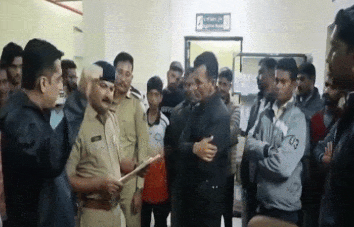 'મર્યાદામાં રહેવાનું હોં ભાઈ, ચમચાગીરી બંધ કરો...', કોંગ્રેસ ધારાસભ્ય અને પોલીસકર્મી વચ્ચે બોલાચાલી, જાણો મામલો 1 - image