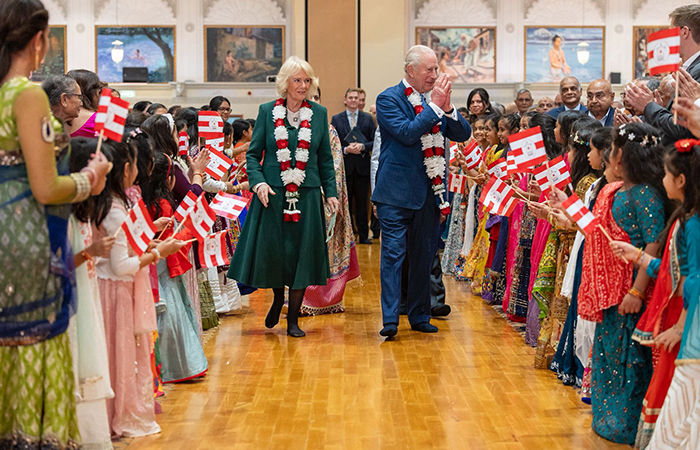 બ્રિટનના કિંગ ચાર્લ્સે લંડનમાં BAPS સ્વામિનારાયણ મંદિરમાં કર્યા દર્શન, મહંત સ્વામીએ પત્ર લખી આપ્યા આશીર્વાદ 5 - image