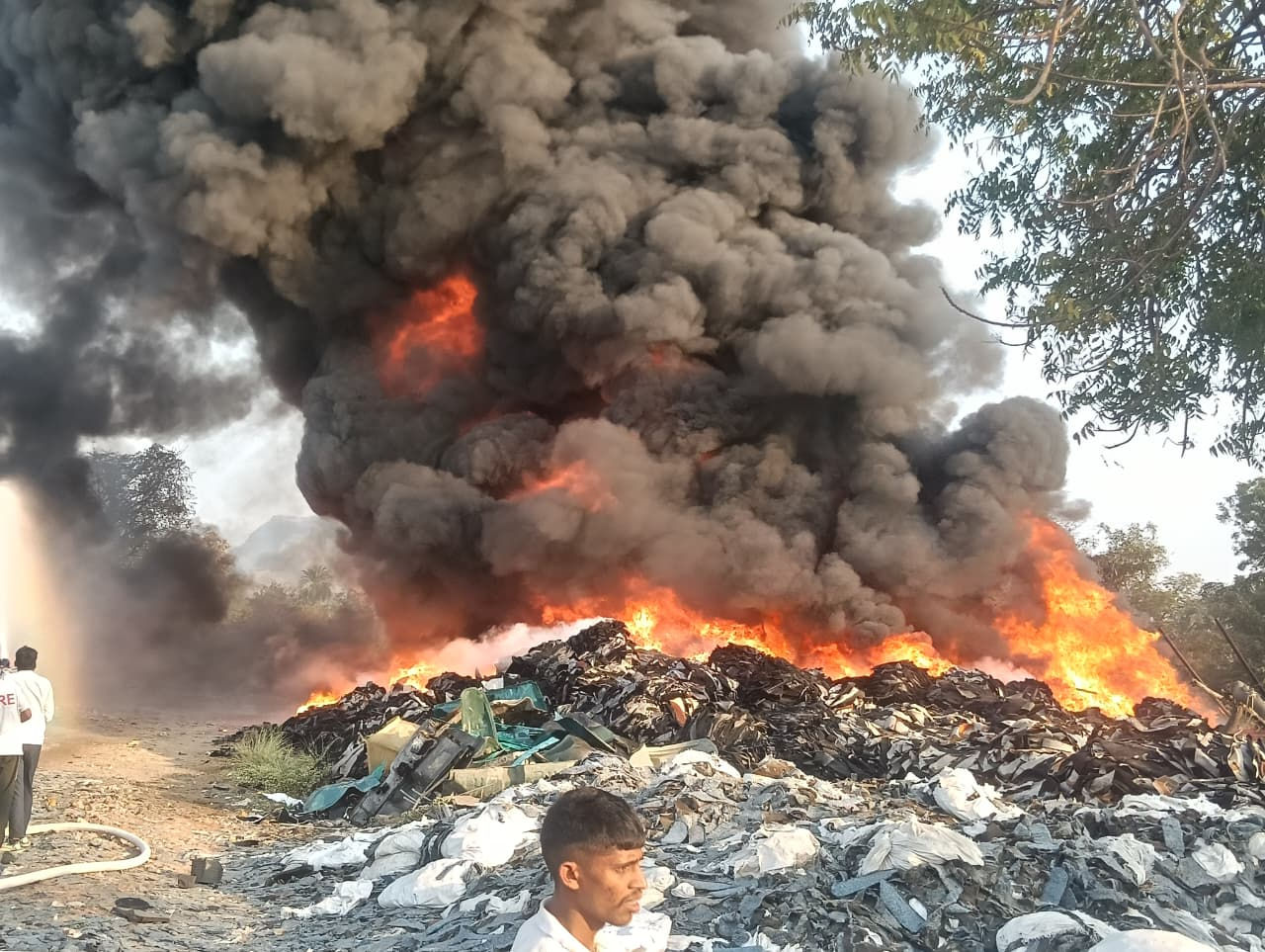 હાલોલ-પાવાગઢ રોડ પર સ્ક્રેપના ગોડાઉનમાં ભીષણ આગ; આકાશમાં ધુમાડાના ગોટેગોટા, ફાયર ફાઈટરો ઘટનાસ્થળે 2 - image