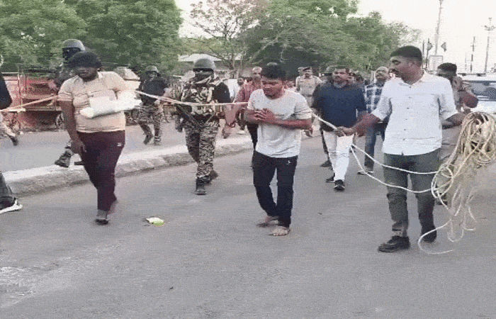 ધંધુકા હત્યાકાંડ: આરોપીઓના પાપના સામ્રાજ્ય પર ચાલ્યું બુલડોઝર, ગેરકાયદે મકાનોનો સફાયો 2 - image