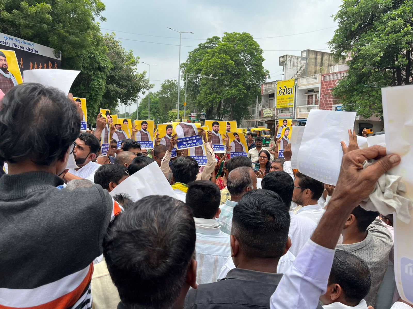 'ખોટી રીતે કેસ કર્યો છે...' ચૈતર વસાવાની બંને પત્ની સહિત સમર્થકોનું કલેક્ટરને આવેદન, પોલીસ-કાર્યકરો વચ્ચે ઘર્ષણ 2 - image