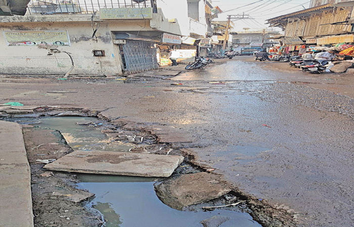 બાવળાના ટાવર ચોકમાં ગટરના પાણી રસ્તા પર ફરી વળ્યા 1 - image