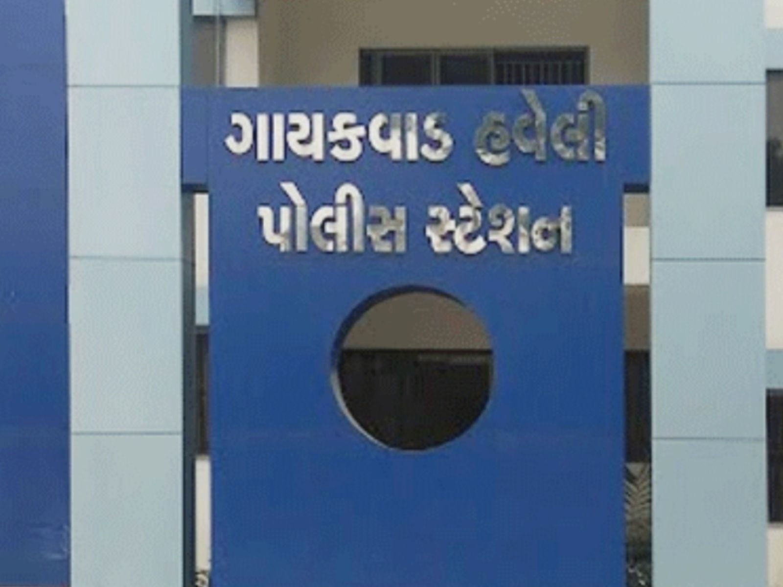 નશામાં ધૂત શખ્સે ૧૫ રિક્ષામાં તોડફોડ કરી આંતક મચાવ્યો 1 - image