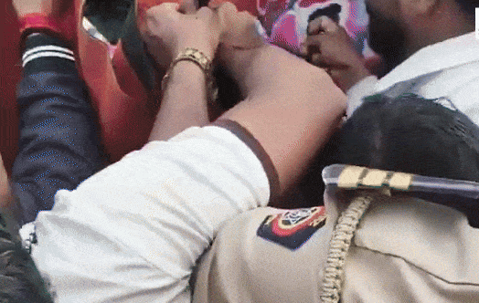 Ajit Pawar Plane Crash: હૉસ્પિટલની બહાર ધ્રુસકે ને ધ્રુસકે રડ્યા NCP કાર્યકરો, પવાર પરિવાર રવાના 1 - image