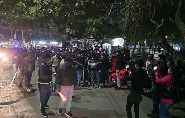 આદિપુરમાં જાહેરમાં ખૂની ખેલ ખેલાયો: એક બુટલેગરે બીજા ઉપર હુમલો કર્યો તો પોલીસે 'શાખ બચાવવા સરઘસ' કાઢ્યું 2 - image