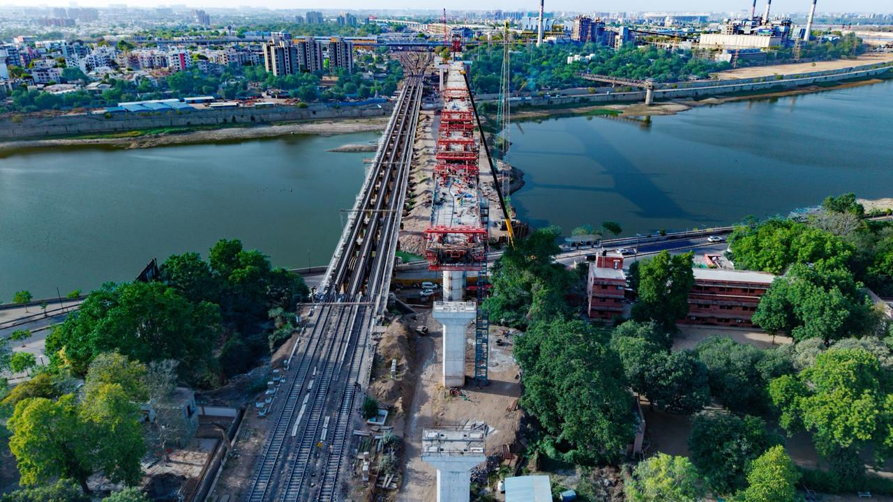 અમદાવાદમાં બુલેટ ટ્રેન દોડાવવા સાબરમતી નદી પર 12 માળની બિલ્ડિંગ જેટલો ઊંચો પુલ તૈયાર