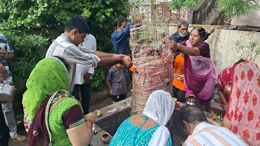 જામનગર: શ્રાવણ માસના અંતિમ દિવસે શિવાલયોમાં ભીડ, શનિવારી અમાસે પિતૃઓનાં કલ્ણાયાર્થે પીપળા પૂજન 3 - image