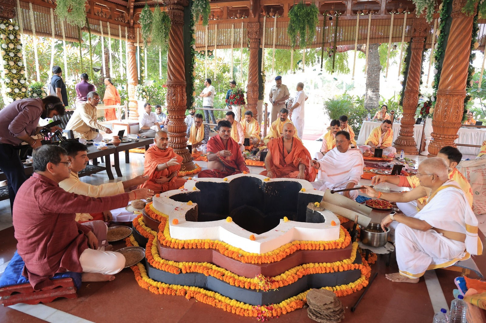 સાળંગપુરધામમાં કાળી ચૌદશે યોજાયો ભવ્ય યજ્ઞ-અન્નકૂટ, દાદાને પહેરાવાયો સુવર્ણ-હીરાજડિત મુગટ 2 - image