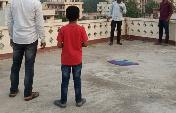 ઉત્તરાયણ પહેલા લાલબત્તી સમાન કિસ્સો, પતંગ વાયરમાં અડી જતાં 10 વર્ષના બાળકનું મોત 1 - image