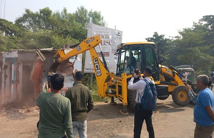 વડોદરા કોર્પોરેશનનું દબાણો પર મેગા ઓપરેશન : અટલાદરામાં 45 દુકાને અને 11 ઝૂંપડા તોડ્યા 1 - image