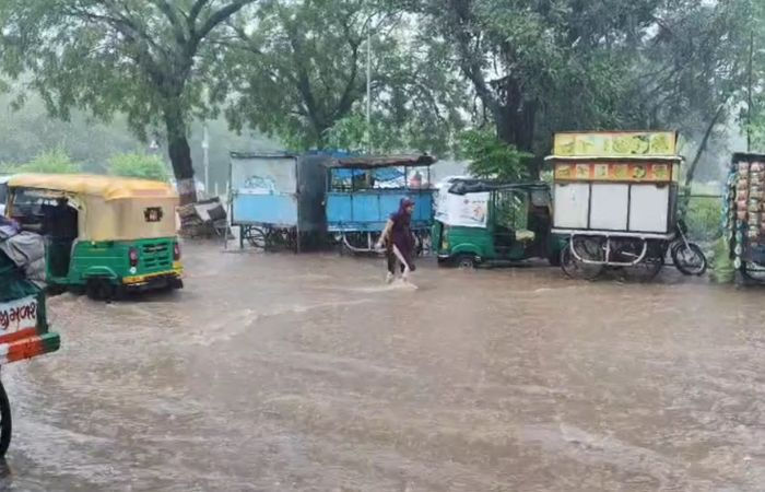 ગુજરાતમાં માવઠાનું જોર: ગાંધીનગરમાં ધોધમાર વરસાદ બાદ અનેક વિસ્તારોમાં પાણી ભરાયા 4 - image